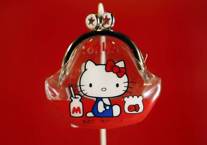 1974년 산리오가 헬로키티 관련 제품으로 처음 선보인 동전 지갑.