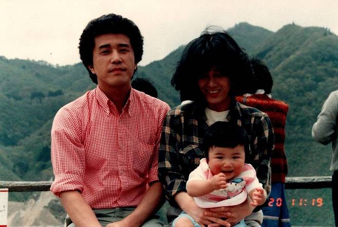 일본의 코다 작가 이가라시 다이가 어린 시절 농인 부모님과 함께 찍은 사진. 작가 제공