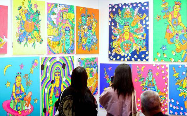 서울 강남구 서울무역전시장에서 열린 2024 서울국제불교박람회를 찾은 관람객이 4일 전시장에서 현대적으로 재해석된 불화를 관람하고 있다. 연합뉴스