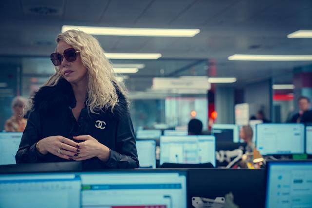 BBC 뉴스나이트의 섭외 담당 프로듀서 샘은 왕실의 문을 끈질기게 두드리며 앤드루 왕자와의 인터뷰를 성사시킨다. 넷플릭스 제공