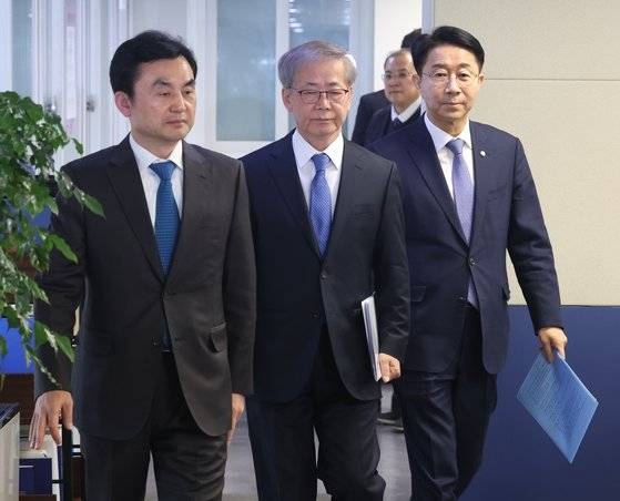 안규백 전략공관위원장(왼쪽), 조정식 사무총장(오른쪽)이 지난달 8일 서울 여의도 더불어민주당 중앙당사에서 열린 공관위원회 활동 브리핑에 입장 하고 있다. 뉴스1