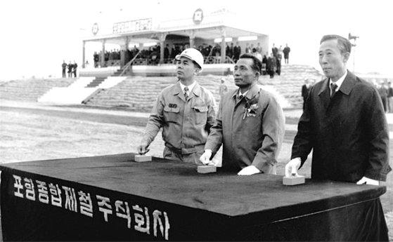 1970년 4월 1일 포항종합제철 공장 착공식. 왼쪽부터 당시 박태준 사장, 박정희 대통령, 김학렬 부총리 겸 경제기획원 장관이 착공 버튼을 누르고 있다. [사진 너머북스]