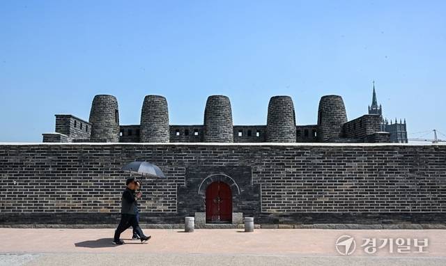 세계유산 수원화성을 찾는 내•외국인 관광객이 줄어들고 있어 화성 성곽 등을 활용한 관광 콘텐츠 개발이 시급하다는 지적이 일고 있다. 사진은 수원화성 봉돈의 모습. 윤원규기자