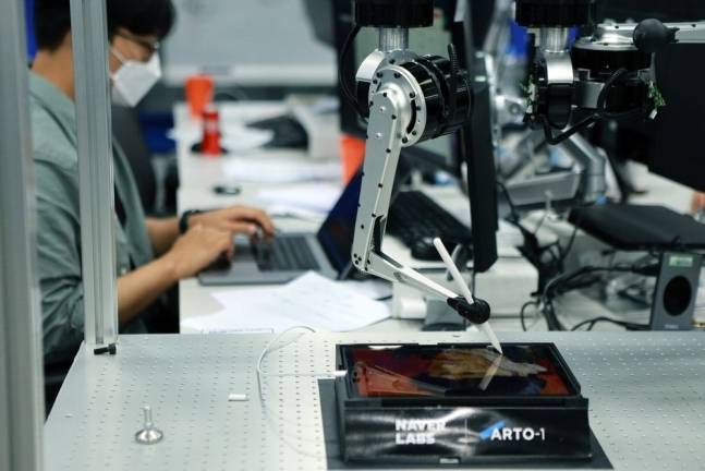 네이버 제2사옥 1784에서 드로잉 로봇 ‘아르토원(ARTO-1)’이 그림을 그리고 있는 모습. 네이버