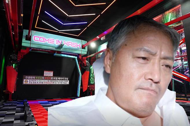 배우 이경영(왼쪽)이 영화 내부자들에 출연했을 당시 모습과 세차장 배경 [영화, 네이버지도 갈무리]