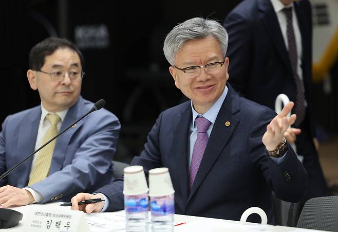 20일 오후 서울 용산구 대한의사협회에서 열린 대한의사협회 비상대책위원회 회의에서 김택우 대한의사협회 비상대책위원회 위원장 등 참석자들이 회의 시작을 기다리고 있다. [연합]