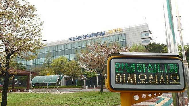세월호 참사 10주기인 지난 16일 인천 중구 인천항 제주행 연안여객터미널이 오가는 이 없이 휑하다.