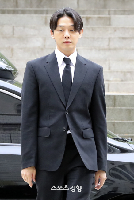 마약 상습 투약 혐의를 받는 배우 유아인(본명 엄홍식)이 지난해 5월 서울 서초구 서울중앙지방법원에서 열린 구속 전 피의자 심문(영장실질심사)에 출석하고 있다. 사진 경향신문DB