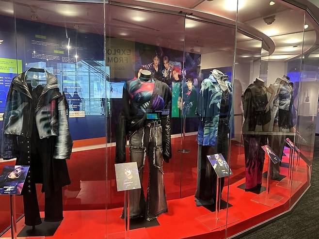 LA 그래미 뮤지엄에 전시된 에이티즈 앨범재킷 의상  (로스앤젤레스=연합뉴스) 임미나 특파원 = 그룹 에이티즈가 앨범 재킷 촬영 때 입었던 의상이 18일(현지시간) 미국 로스앤젤레스(LA) 그래미 뮤지엄에 전시돼 있다. mina@yna.co.kr