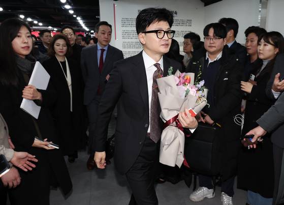 국민의힘 한동훈 비상대책위원장이 지난해 12월 26일 여의도 당사에서 열린 취임식을 마치고 당사를 나서고 있다. 〈사진=연합뉴스〉