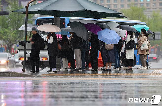 전국 대부분 지역에 비가 예보된 15일 오전 서울 광화문광장에서 우산을 쓴 시민들이 발걸음을 옮기고 있다. 2024.4.15/뉴스1 ⓒ News1 김도우 기자