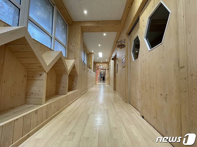 경북도는 산림청이 공모한 '2024 어린이 이용시설 목조화 사업'으로 실내 디자인이 목조로 바뀐다.