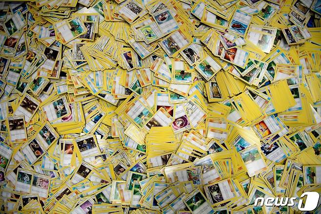 미국 워싱턴 DC의 컨벤션 센터에 모인 포켓몬 카드가 바닥에 한가득 펼쳐져 있다. 2019.08.16/ ⓒ AFP=뉴스1 ⓒ News1 권진영 기자