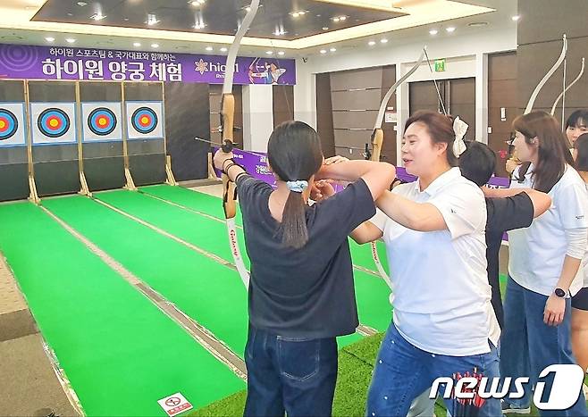 강원랜드가 실시한 '하이원 스포츠 캠프'에서 참가자들이 양궁 체험을 하고 있다.(강원랜드 제공)