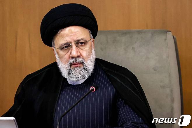 에브라힘 라이시 이란 대통령이 2일(현지시간) 테헤란에서 열린 각료회의를 주재하면서 “이스라엘이 시리아 내 이란 영사관 폭격에 대답 없이 넘어가지는 못할 것”이라고 밝히고 있다. 2024. 4. 4 ⓒ AFP=뉴스1 ⓒ News1 우동명 기자