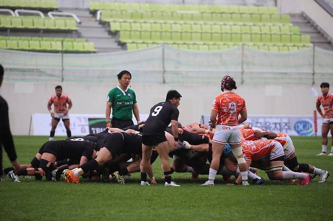 지난 20일 ‘2024년 코리아 슈퍼럭비리그’ 2라운드에서 열린 OK 읏맨 럭비단과 국군체육부대의 맞대결. ⓒ 대한럭비협회
