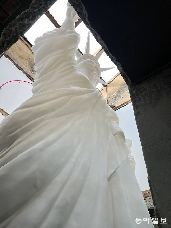 버려진 치과건물을 각종 잡동사니와 자유의 여신상 등으로 장식한 ‘치과’. 자유의 여신상은 1층에서 2층을 뚫고 3층 높이에 머리가 나와 있다. 나오시마=서영아 기자sya@donga.com