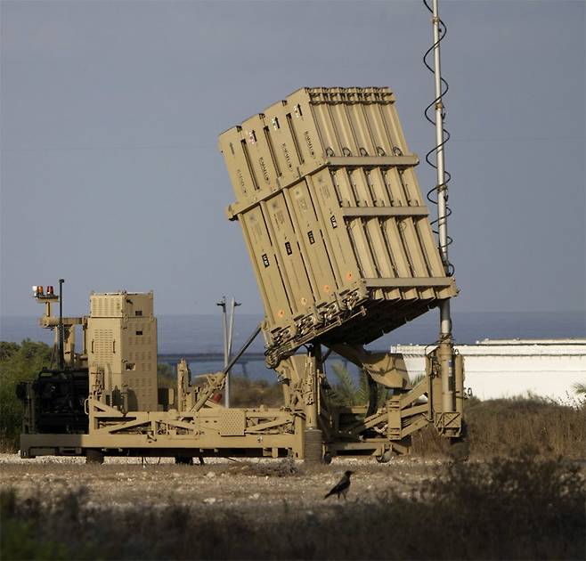 이스라엘 남부 아스글론에 배치돼 있는 ‘아이언 돔’ 미사일 요격 시스템 포대. 아스글론=AP 뉴시스