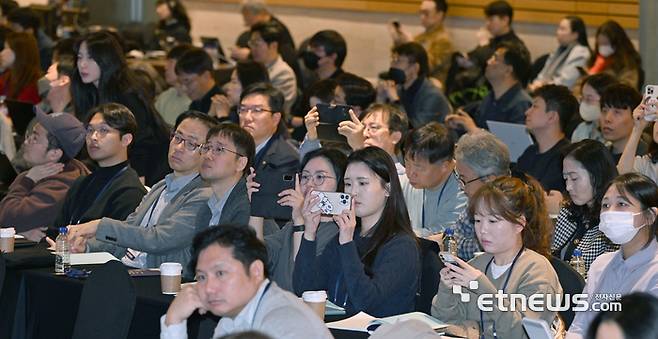 전자신문이 주최한 제17회 스마트금융 콘퍼런스가 '페이 4.0'을 주제로 11월 15일 서울 여의도 FKI타워에서 열렸다. 참석자들이 기조강연을 경청하고 있다. 박지호기자 jihopress@etnews.com 2023. 11. 13