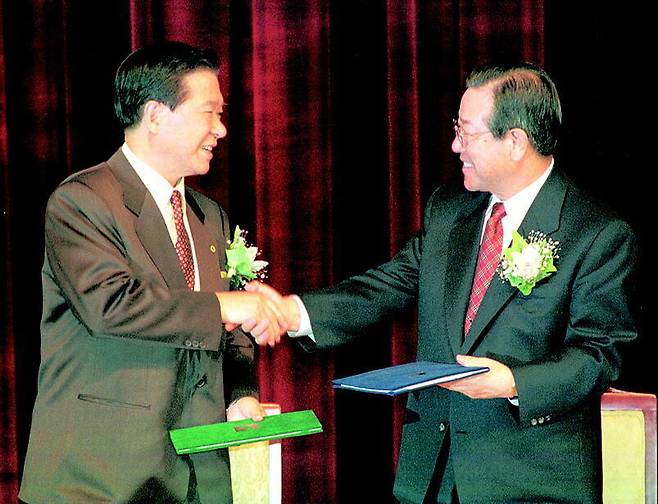 1997년 11월3일 국회 의원회관에서 김대중 국민회의 총재와 김종필 자민련 총재가 야권 대통령 후보의 단일화 합의문에 서명한 뒤 악수를 하고 있다. 한겨레 장철규 기자