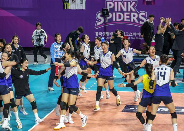 1일 인천 부평구 인천삼산월드체육관에서 열린 프로배구 V-리그 여자부 2023-2024 챔피언결정전에서 우승을 거둔 현대건설 선수들이 기뻐하고 있다. 뉴시스