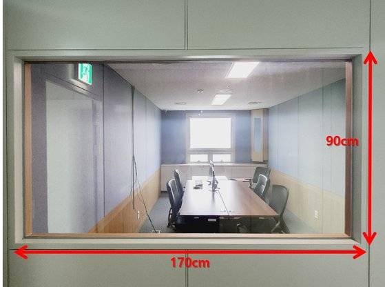 이화영 측에서 당초 '술판' 장소라고 지목했던 1315호 '창고'에서 번복한 1313호 영상녹화실. 교도관들이 대기한 녹화장비 조작실에서 통창을 통해 조사실 내부 상황을 볼 수 있다. 수원지검