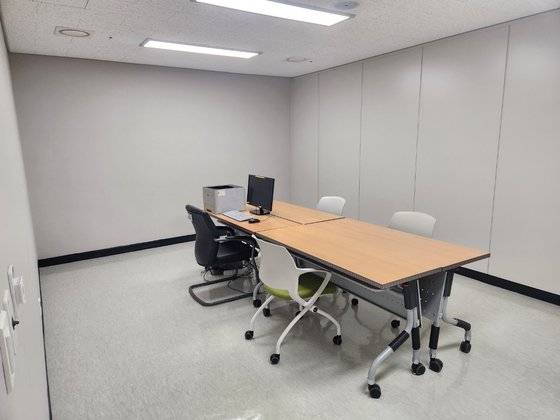 이화영 측에서 처음 ‘술판’ 장소라고 주장한 수원지검 1313호 검사실 앞 1315호실(‘창고’)의 모습. 수원지검