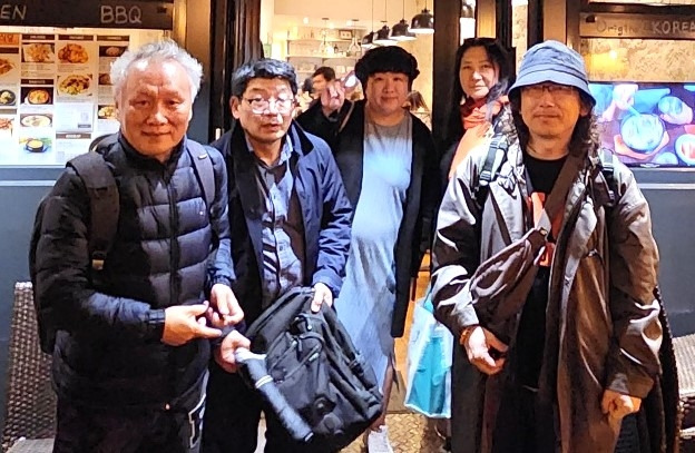 ▲갤러리 아트14가 전남도의 후원으로 지난해 프랑스 파리에서 전시회를 개최할 당시 강경록(사진 오른쪽) 작가와 만나게 됐다 [갤러리아트14]