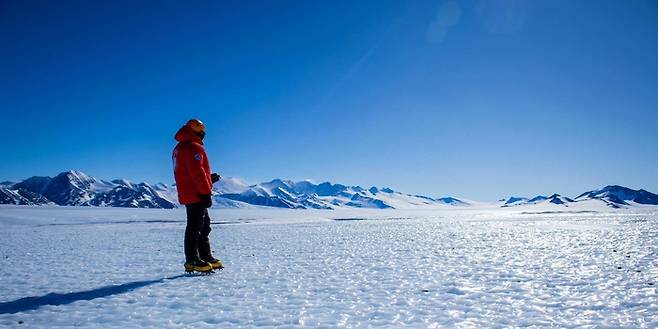 벨기에와 스위스, 영국 과학자 등으로 구성된 공동 연구진이 올해 남극점에서 약 1000㎞ 떨어진 유니온 빙하 근처를 대상으로 운석 탐색을 하고 있는 모습. 연구진은 남극 빙하 표면이 가열돼 있는 상태라고 설명했다. 스위스 취리히연방공대(ETH) 연구진 제공