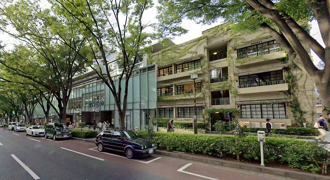 건축가 안도 다다오는 일본 도쿄 쇼핑몰 오모테산도 힐스를 디자인하면서 한쪽 끝에 1920년 지은 아파트를 재현해 덧붙였다.