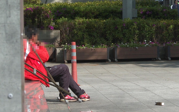 지난 18일 부산역 광장에서 한 노숙인이 벤치에 앉아있다. 부산역은 지역 노숙인 집결지였으나 방역을 이유로 2021년 심야 대합실이 폐쇄되면서 노숙인 대다수가 사라졌다.  김진철PD