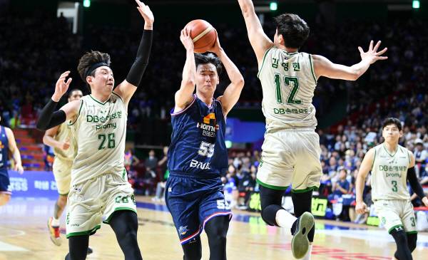 부산 KCC이지스의 송교창이 21일 부산실내체육관에서 열린 4강 플레이오프 4차전에서 슛을 시도하고 있다. KBL 제공