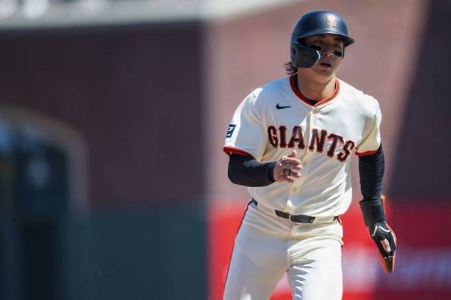 샌프란시스코에서 열린 애리조나 다이아몬드백스와의 야구 경기 6회 도중 3루로 뛰어가는 이정후. AP=연합뉴스