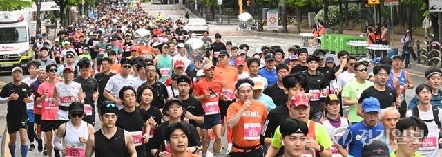 21일 열린 제22회 경기마라톤대회에 출전한 마라토너들이 봄기운이 가득한 수원과 화성시가지를 힘차게 달리고 있다. 특별취재반