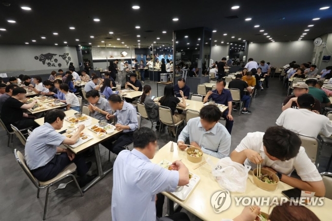 직장인들이 회사 구내식당에서 식사를 하고 있다.[사진 = 연합뉴스]