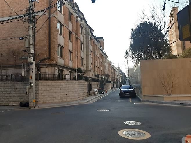 ‘에테르노 청담’ 후문의 고급 빌라 밀집지역. [서찬동 선임기자]