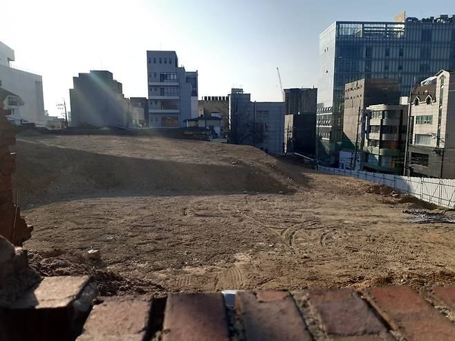 철거작업이 완료된 ‘에테르노 압구정’ 개발 예정지. [서찬동 선임기자]
