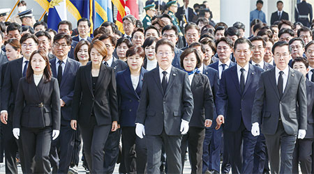 이재명 더불어민주당 대표와 윤영덕, 백승아 더불어민주연합 공동대표가 지난 4월 12일 오전 22대 총선 당선인들과 서울 동작구 국립서울현충원을 찾아 참배하기 위해 이동하고 있다. (연합뉴스)