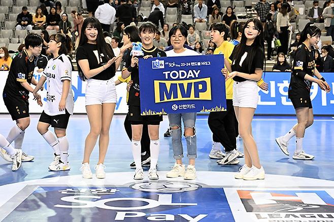 매치 MVP 수상하는 부산시설공단 신진미. 사진=한국핸드볼연맹 제공
