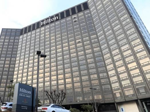 한국 호텔 총 연간 투자규모는 2022년 5조5000억원을 기록하며 전체 상업용 부동산 중 10%의 비중을 차지다. 하지만 1년 만에 금리가 폭등하며 이자 부담이 커진 투자자들은 호텔보다 오피스를 선호하는 흐름을 드러냈다.