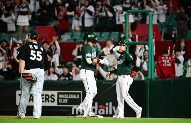 2024년 4월 21일 오후 인천 SSG랜더스필드에서 '2024 신한 SOL Bank KBO리그' LG 트윈스와 SSG 랜더스의 더블헤더 2차전 경기가 열렸다. SSG 한유섬이 7회말 무사 1.2루서 1타점 적시타를 친 뒤 기뻐하고 있다./인천=유진형 기자 zolong@mydaily.co.kr