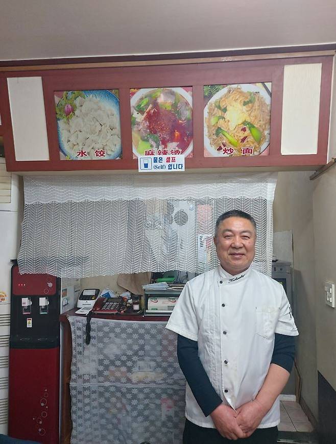 15년째 중국식 마라탕의 맛을 고수하고 있는 박영대 봉자마라탕 대표. 그는 매일 아침 6시부터 4시간 동안 사골육수를 끓이는 일상을 지켜왔다. 김희량 기자