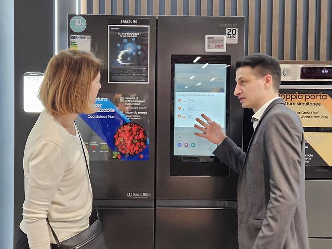 이탈리아 소비자가 가전 유통점 ‘미디어월드 체르토사’에서 직원으로부터 삼성전자 프리스탠딩 냉장고에 대해 설명을 듣고 있다. [삼성전자 제공]