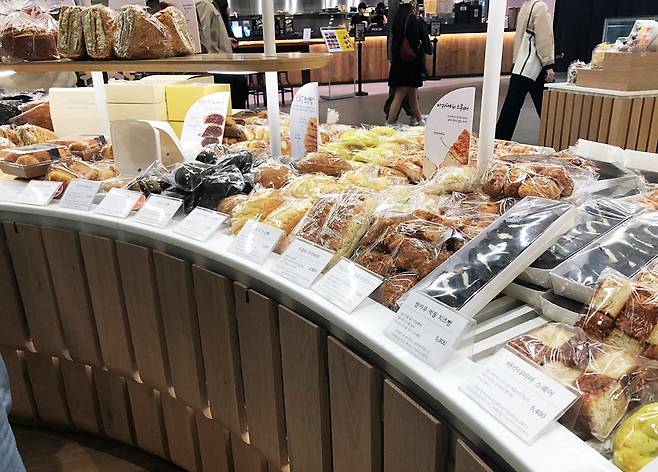 더현대서울 백화점의 한 베이커리점 모습. 소금빵 등 최근 유행빵들이 진열돼있다. 육성연 기자