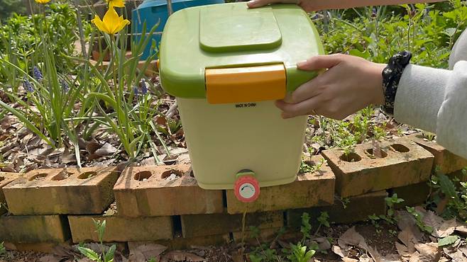 음식물쓰레기에서 빠져나온 수분을 빼는 모습. 발효를 거쳐 액체 비료가 됐다. 물에 희석해 화단 등에 뿌려도 된다. 주소현 기자