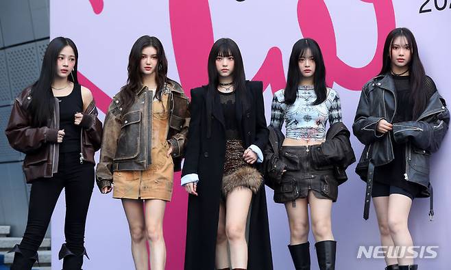 [서울=뉴시스] 김혜진 기자 = 그룹 뉴진스가 지난 2월1일 오후 서울 중구 동대문디자인플라자(DDP)에서 열린 2024 F/W 서울패션위크(SFW) 오프닝쇼 참석에 앞서 포즈를 취하고 있다. 2024.02.01. jini@newsis.com