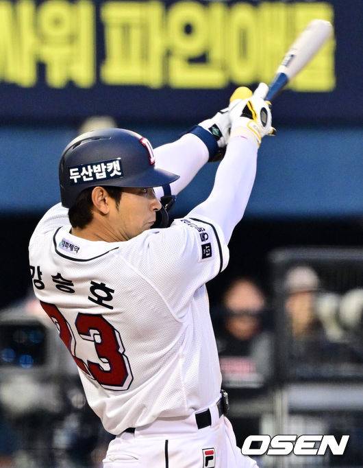 [OSEN=잠실, 조은정 기자]13일 오후 서울 잠실구장에서 ‘2024 신한 SOL BANK KBO리그’ 두산 베어스와 LG 트윈스의 경기가 열렸다. 이날 두산은 이영하를 LG는 최원태를 선발투수로 이름을 올렸다.5회말 1사 1,3루 두산 강승호가 1타점 2루타를 날리고 있다. 2024.04.13 /cej@osen.co.kr