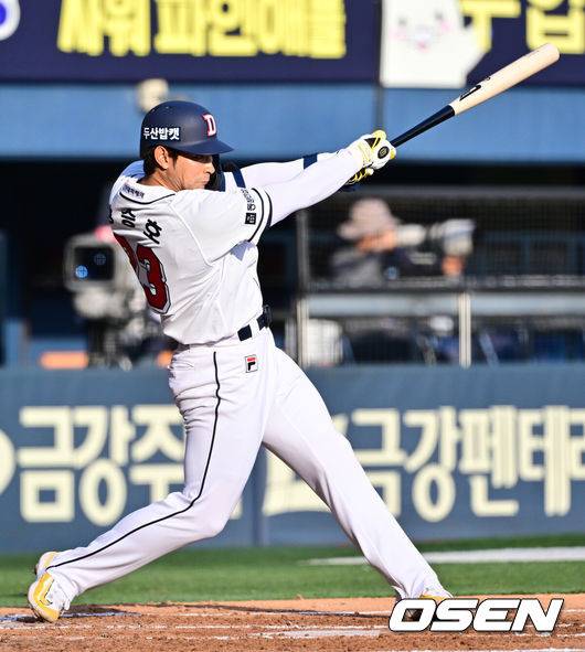 [OSEN=조은정 기자]13일 오후 서울 잠실구장에서 ‘2024 신한 SOL BANK KBO리그’ 두산 베어스와 LG 트윈스의 경기가 열렸다. 이날 두산은 이영하를 LG는 최원태를 선발투수로 이름을 올렸다.2회말 1사 두산 강승호가 안타를 날리고 있다. 2024.04.13 /cej@osen.co.kr