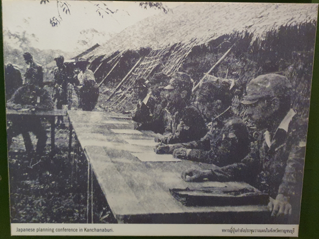 ▲칸차나부리에서 철도 건설 계획을 논의 하는 일본군 고위 장교들 - 이들을 대신해 조선인 포로감시원들이 전범으로 기소되었다.(죽음의 철도 박물관) ⓒ박흥수