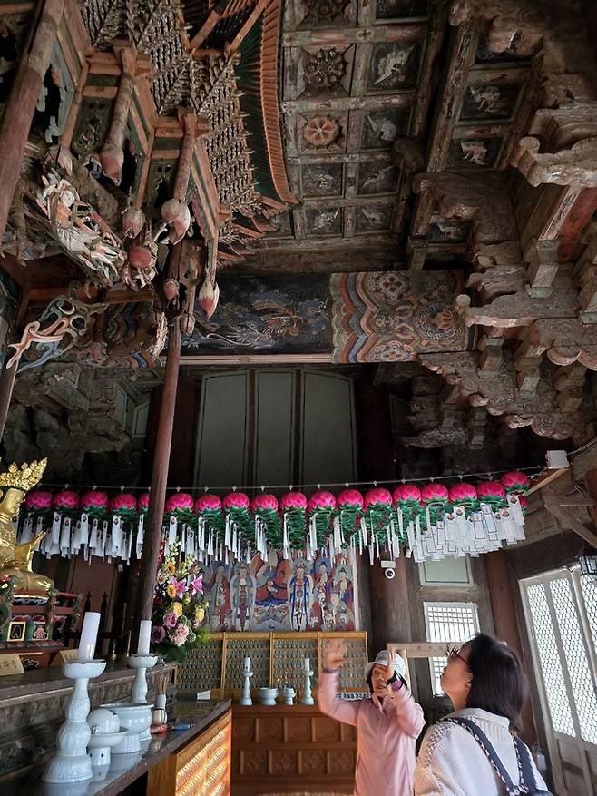 화암사 극락전 내부.